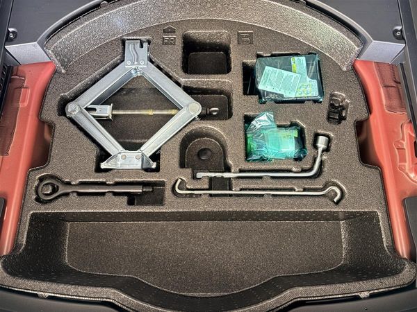 2023 Toyota RAV4 HYBRID 4WD,Vented/heated Leather Carousel 8