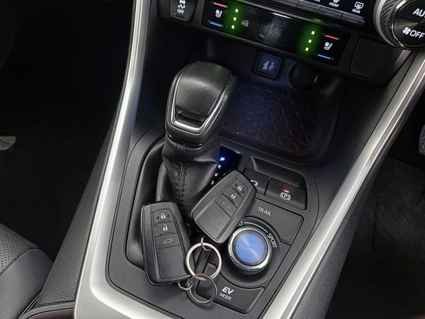 2023 Toyota RAV4 HYBRID 4WD,Vented/heated Leather Carousel 18