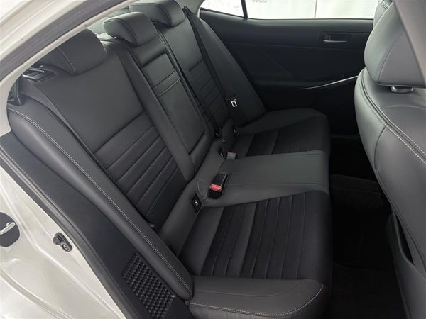 2019 Lexus IS 300h Hybrid,Blind spot, RADAR CRUISE Carousel 9