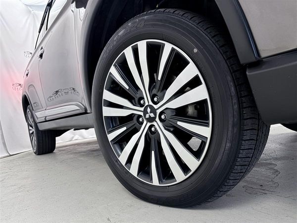 2020 Mitsubishi Outlander 4WD,360 camera,7 Seaters,33824 KM Carousel 6