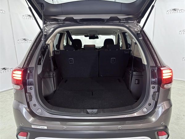 2020 Mitsubishi Outlander 4WD,360 camera,7 Seaters,33824 KM Carousel 7