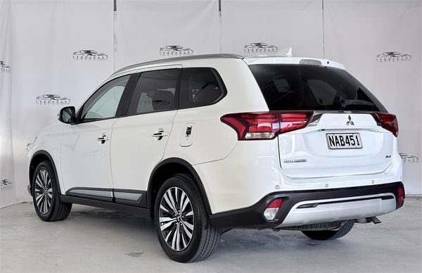 2020 Mitsubishi Outlander XLS,4WD,7 seaters,Carplay,BSM Carousel 3