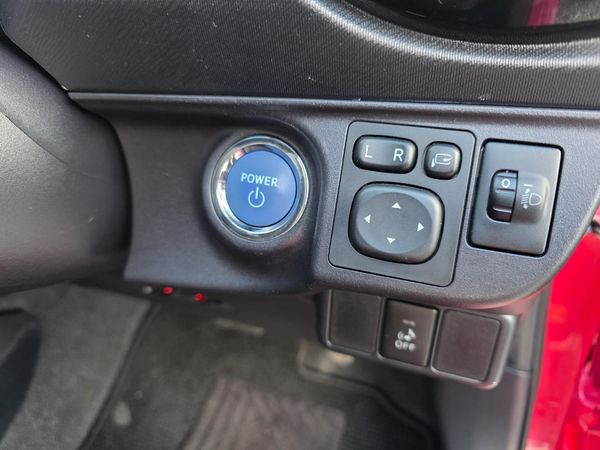 2015 Toyota Aqua G Hybrid**CRUISE- HEATED SEATS- LOW KMS ** Carousel 2