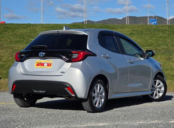 2020 Toyota Yaris 1.5lt Hybrid **G MODEL- RADAR CRUISE ** Carousel 14