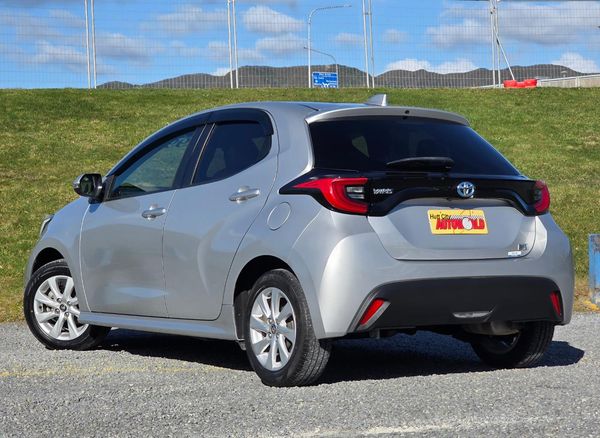 2020 Toyota Yaris 1.5lt Hybrid **G MODEL- RADAR CRUISE ** Carousel 13