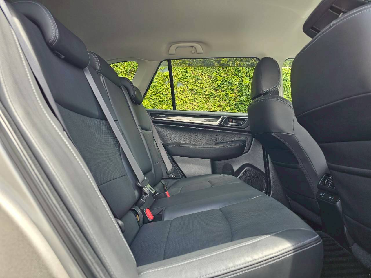 2015 Subaru Outback 2.5 AWD Limited Model Carousel 7