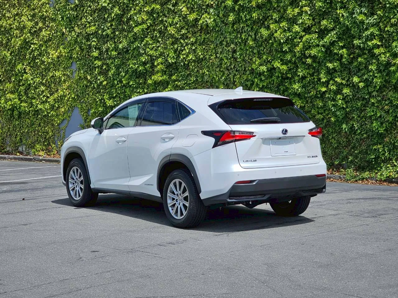 2016 Lexus NX 300 Hybrid 82,000 Kms Premium SUV Carousel 4