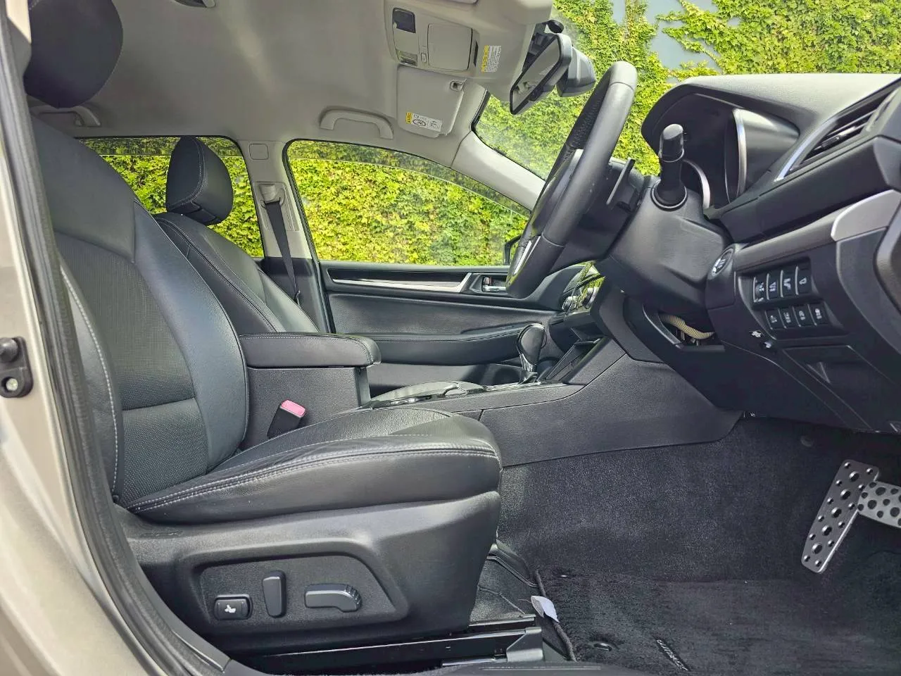 2015 Subaru Outback 2.5 AWD Limited Model Carousel 6