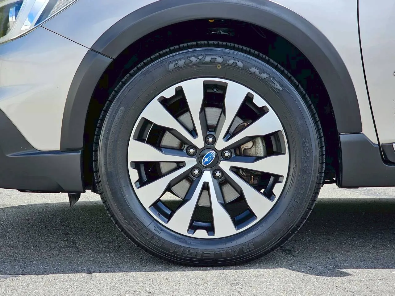 2015 Subaru Outback 2.5 AWD Limited Model Carousel 1