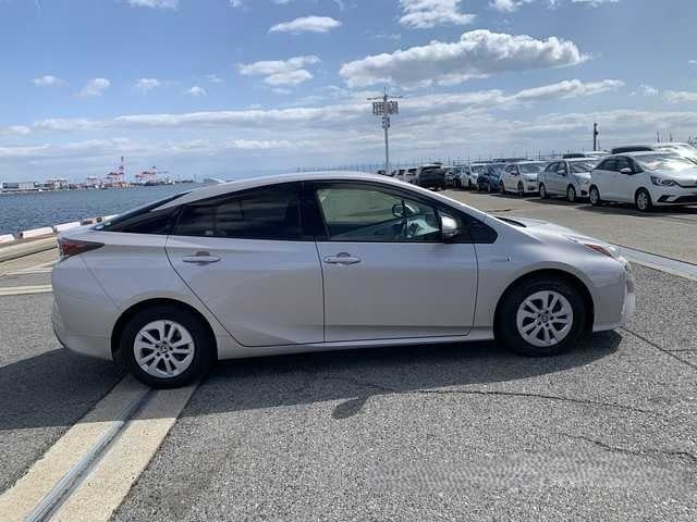 2017 Toyota Prius 1.8S Hybrid   Carousel 6