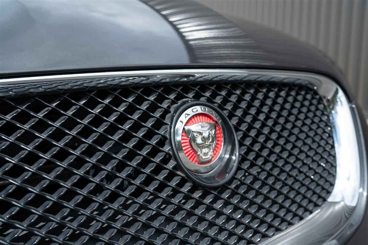 2015 Jaguar XF 2.0T R- SPORT LIMITED EDITION Carousel 4