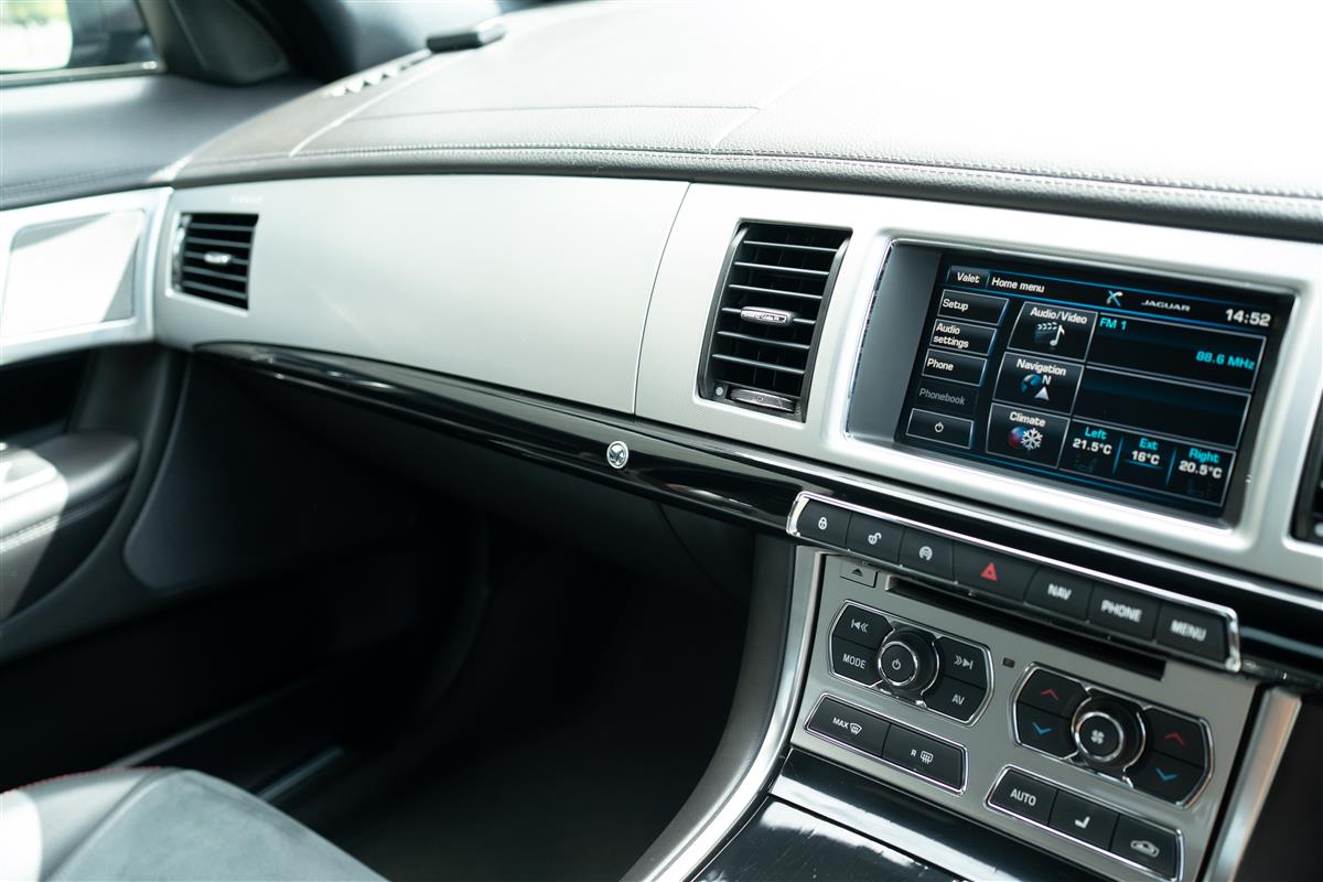 2015 Jaguar XF 2.0T R- SPORT LIMITED EDITION Carousel 17