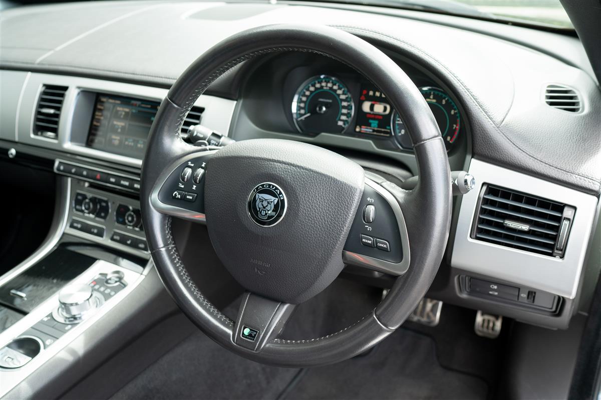 2015 Jaguar XF 2.0T R- SPORT LIMITED EDITION Carousel 13