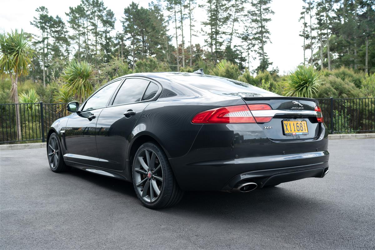 2015 Jaguar XF 2.0T R- SPORT LIMITED EDITION Carousel 8