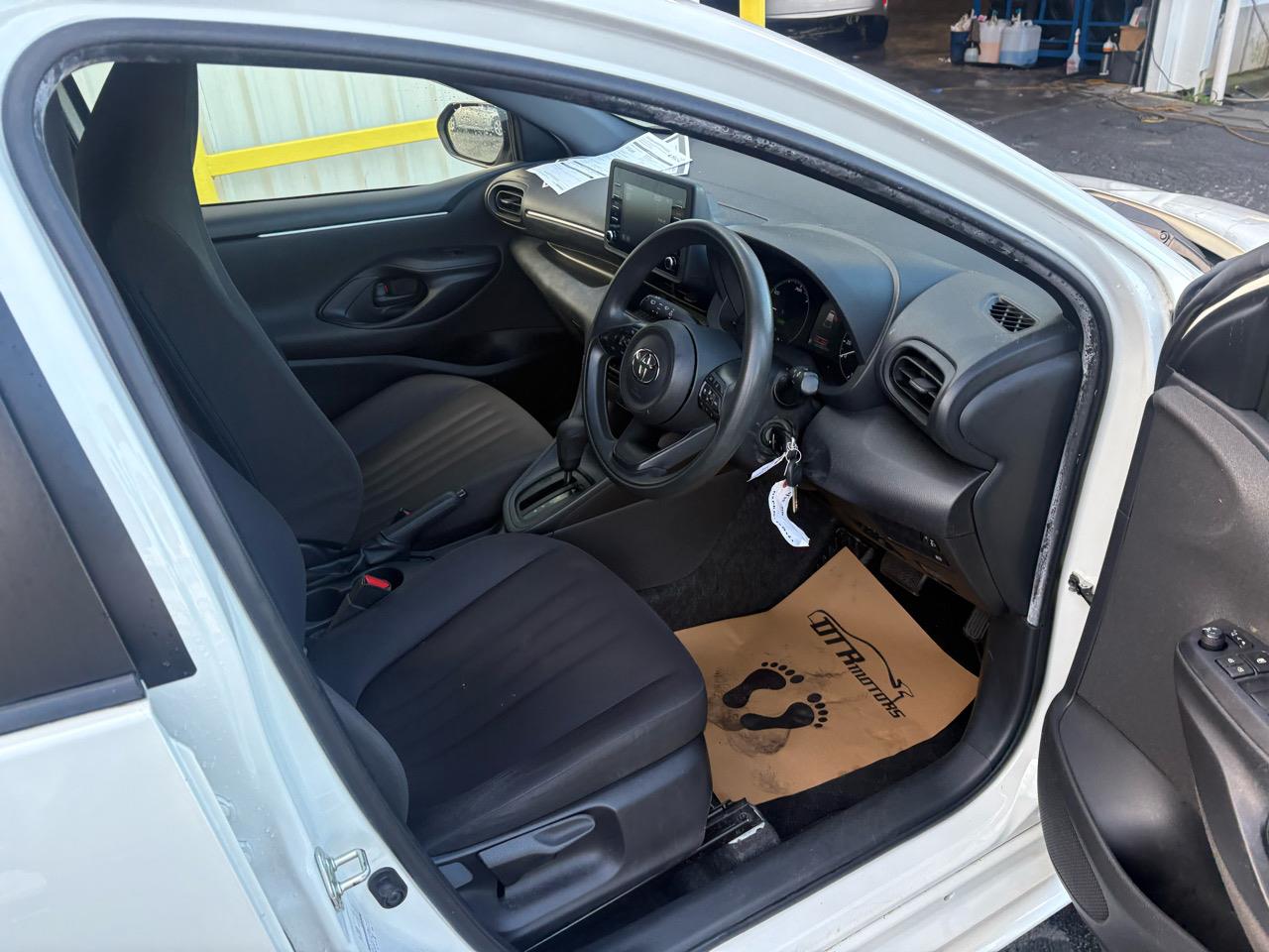 2020 Toyota Yaris Hybrid X Carousel 13