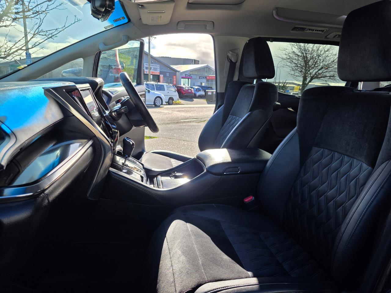 2015 Toyota VELLFIRE 7 Seaters with Loads of Features ! Carousel 9