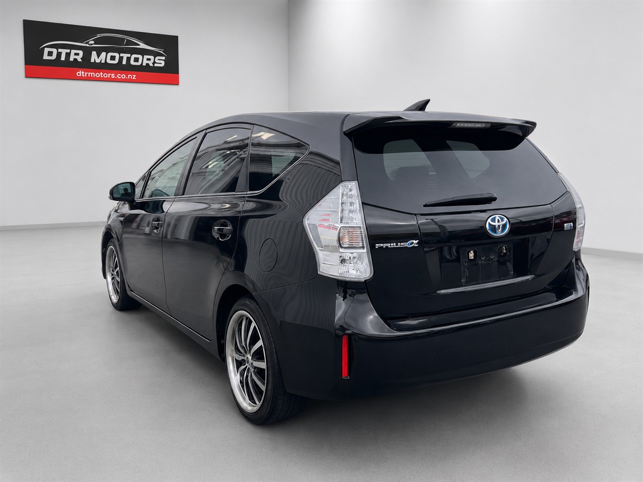 2012 Toyota Prius ALPHA S Carousel 12