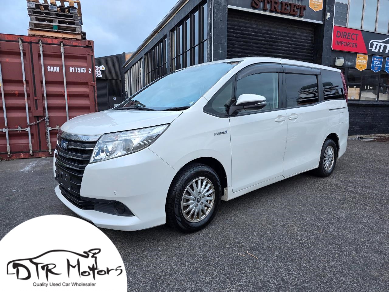 2014 Toyota Noah Hybrid 7 Seaters with Reversing Camera, Parking Sensors !