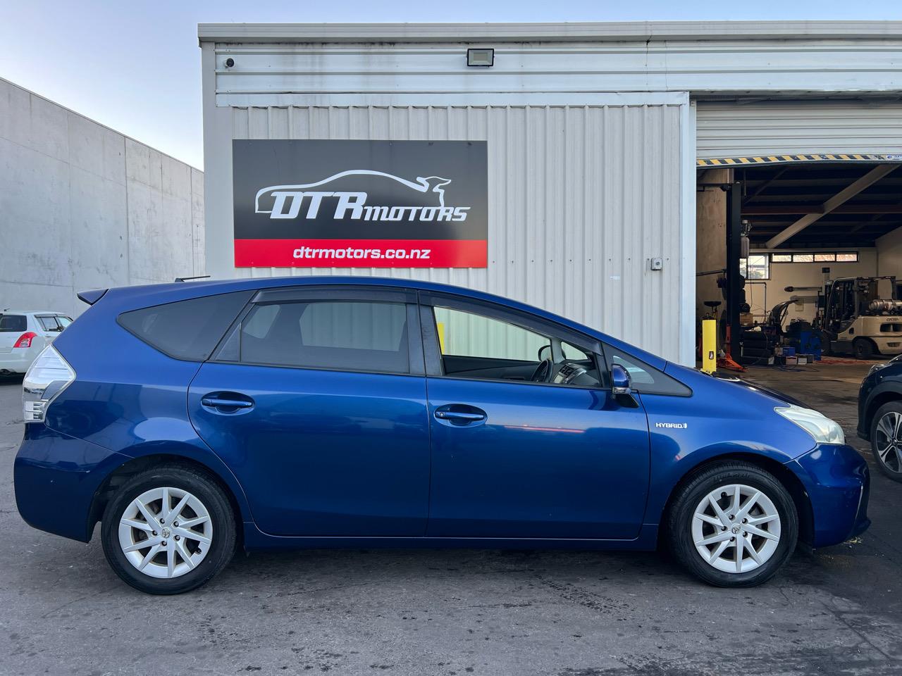 2012 Toyota Prius ALPHA S Carousel 13