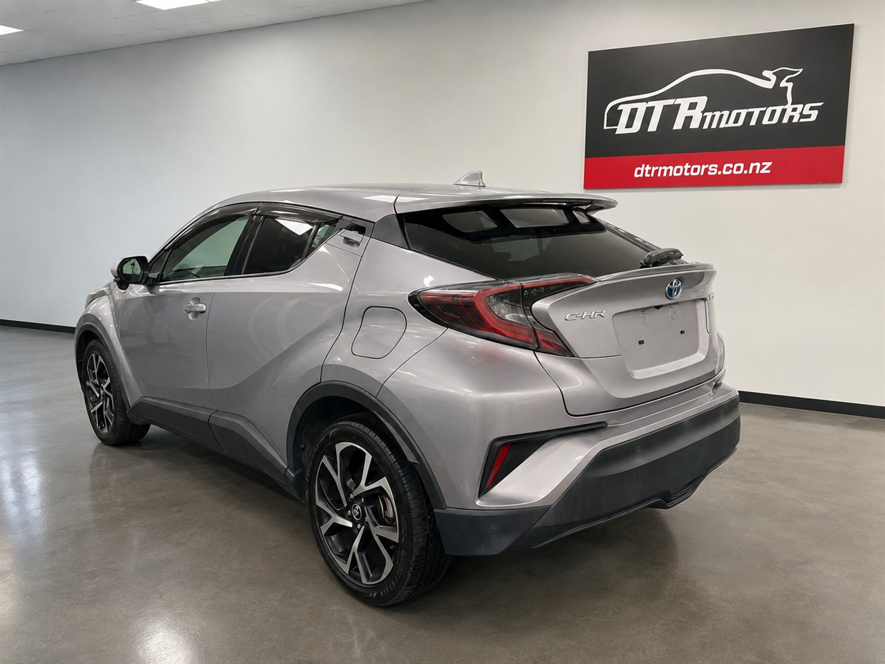 2017 Toyota C-HR G Model Carousel 11