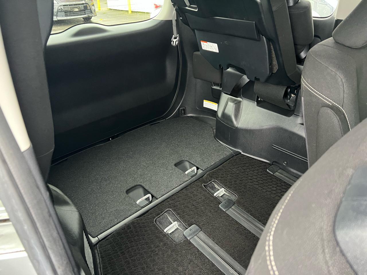 2015 Toyota ESQUIRE XI Carousel 5