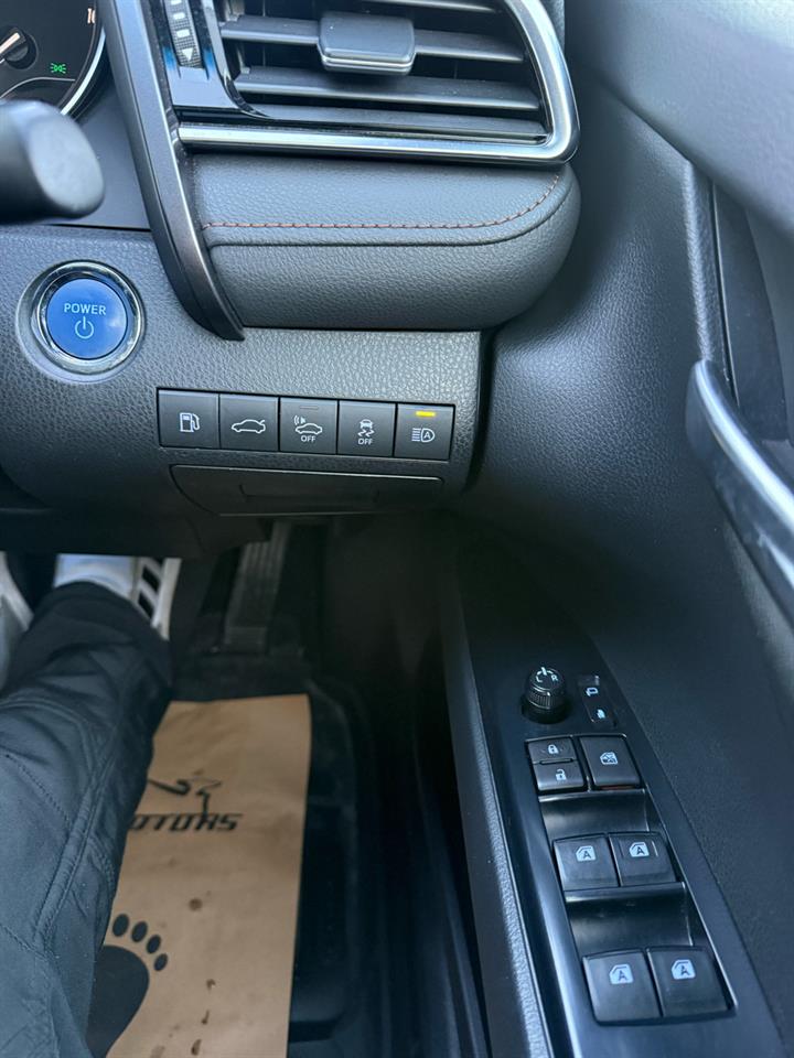 2017 Toyota Camry 4D G Carousel 1
