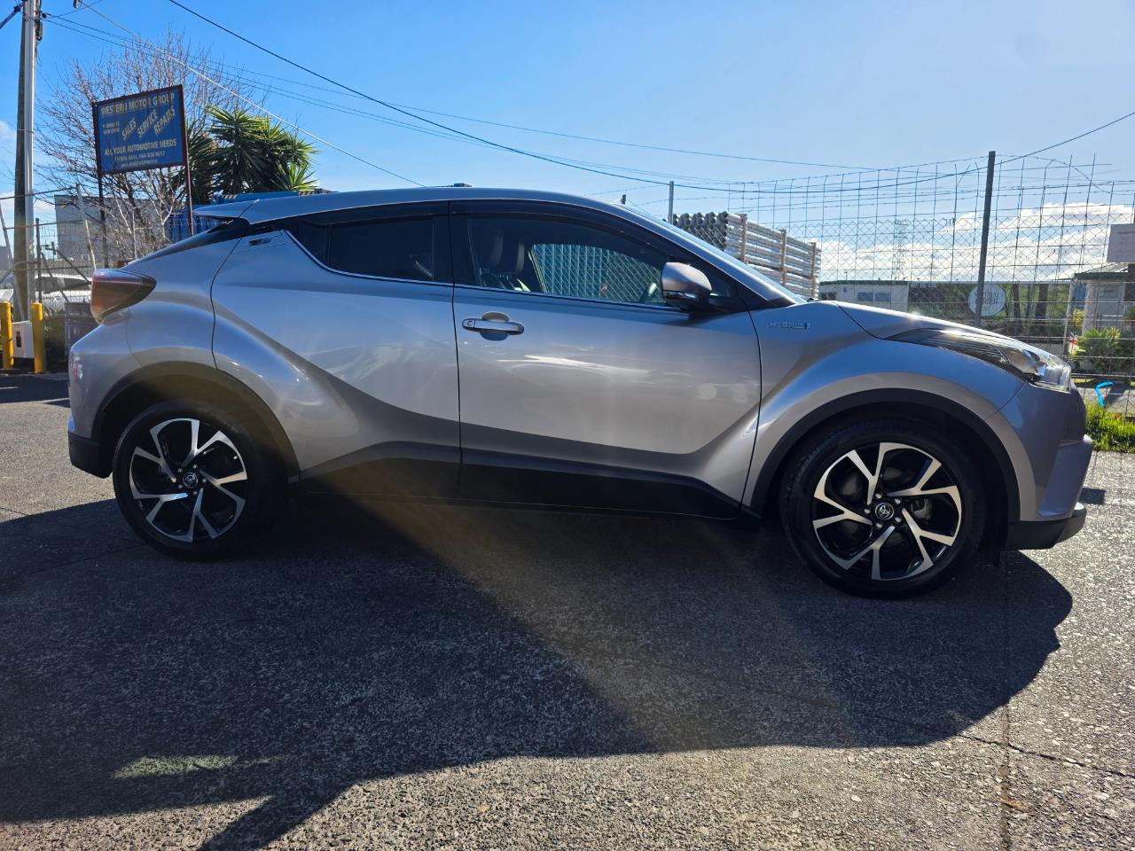 2017 Toyota C-HR Hybrid G Model with Reversing Camera, Parking Sensors, Cruise Control ! Carousel 10