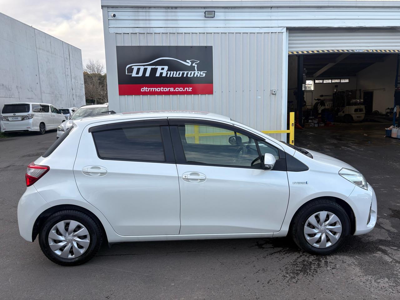 2017 Toyota Vitz hybird Carousel 14