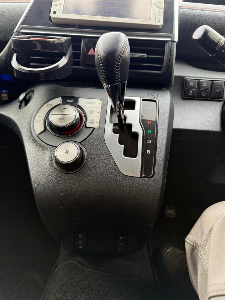 2016 Toyota SIENTA HYBRID G Carousel 5