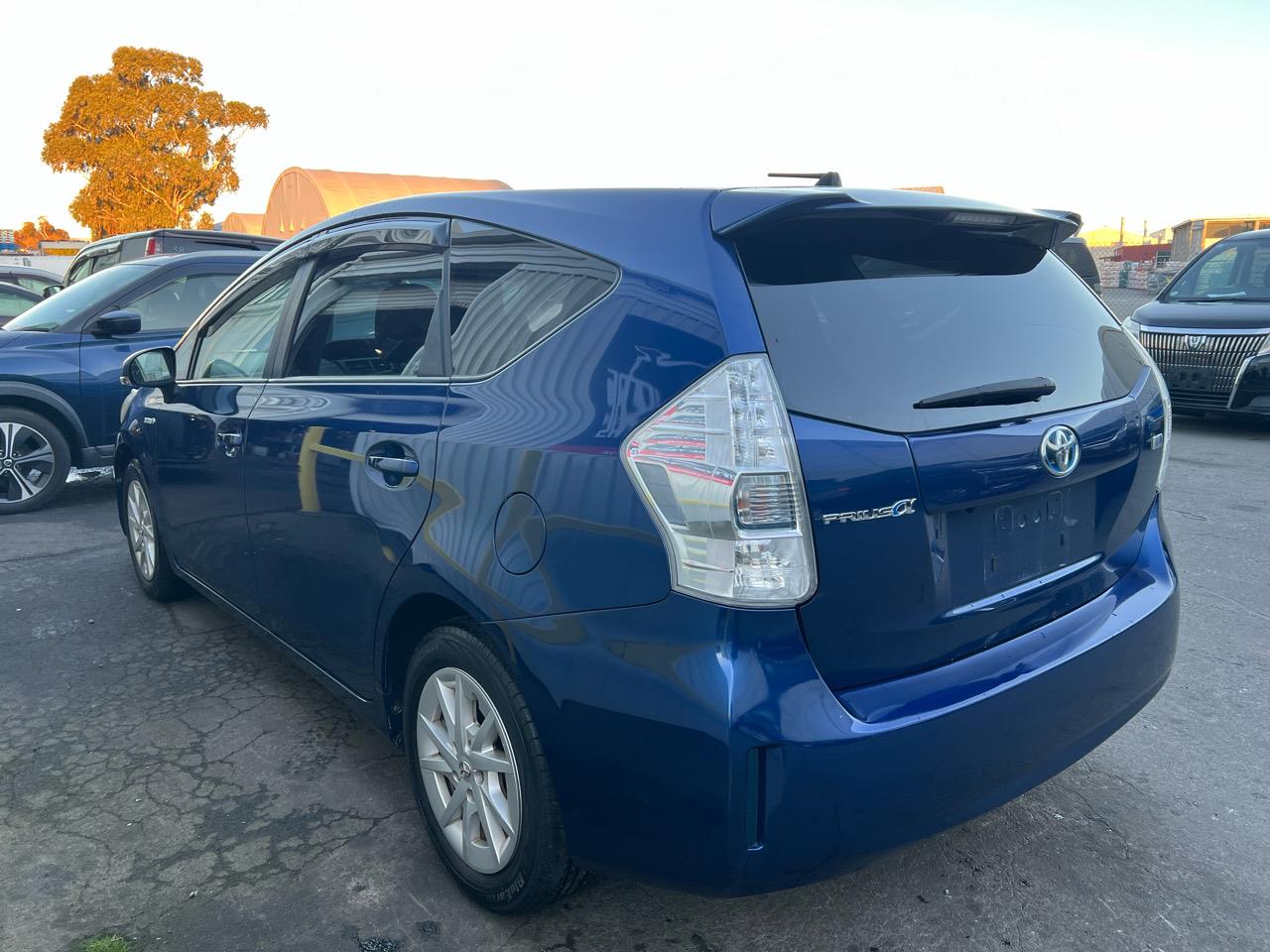 2012 Toyota Prius ALPHA S Carousel 10