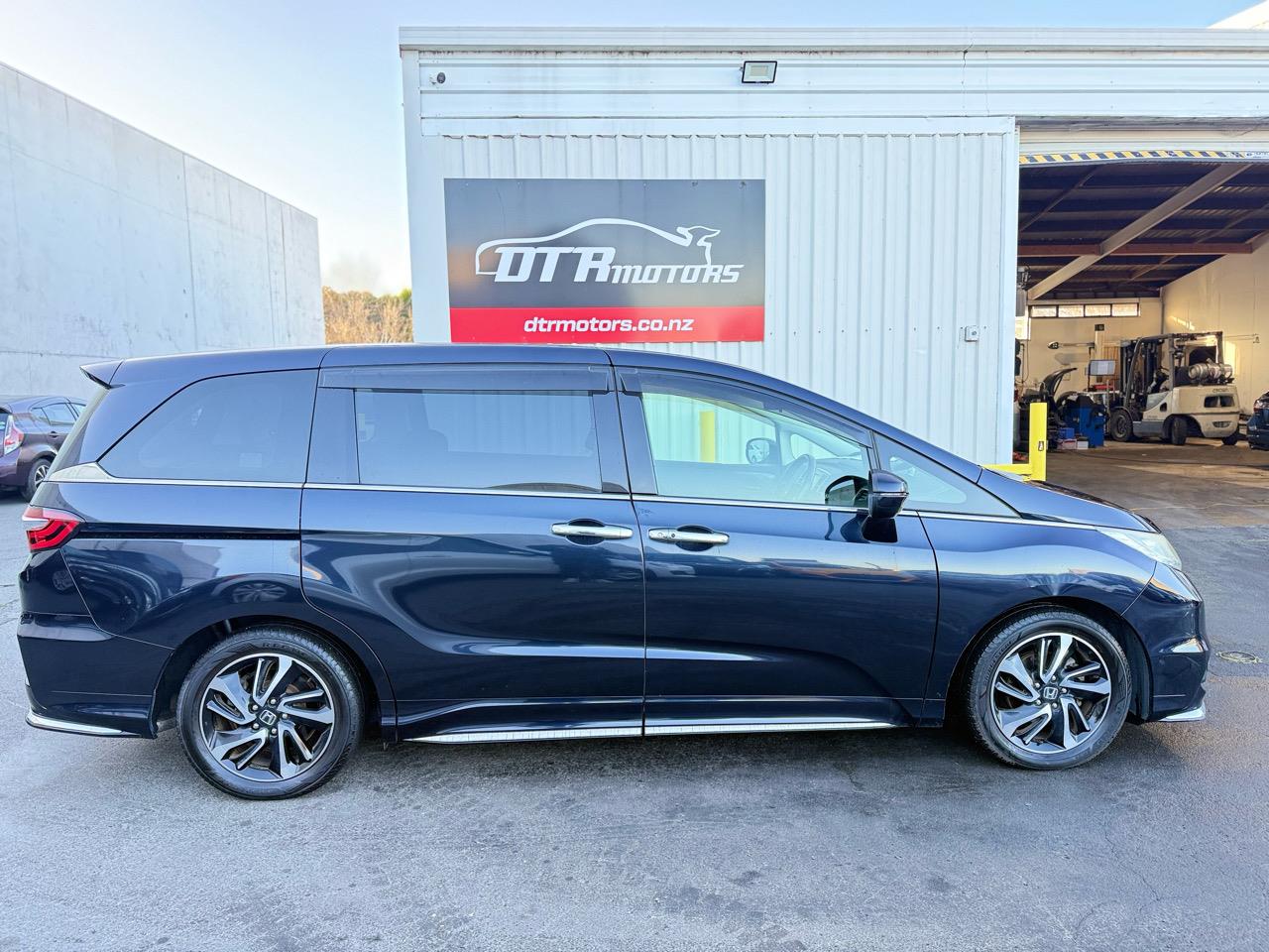 2013 Honda Odyssey Absolute, Half Leather Seat, Cruise Control, Reversing Camera ! Carousel 15