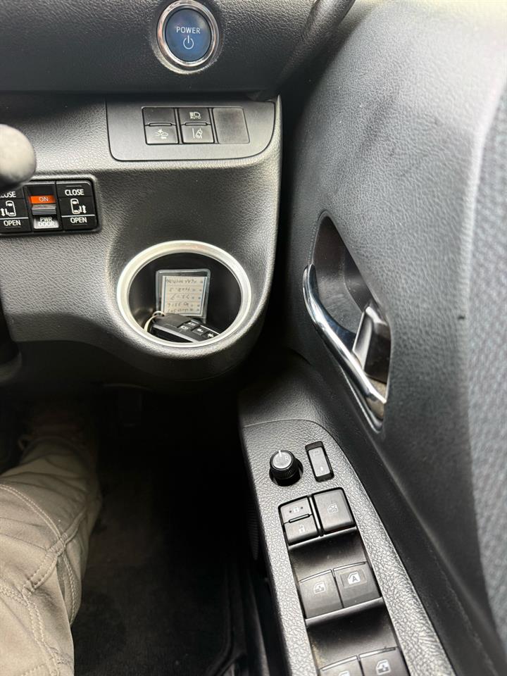 2016 Toyota SIENTA HYBRID G Carousel 4