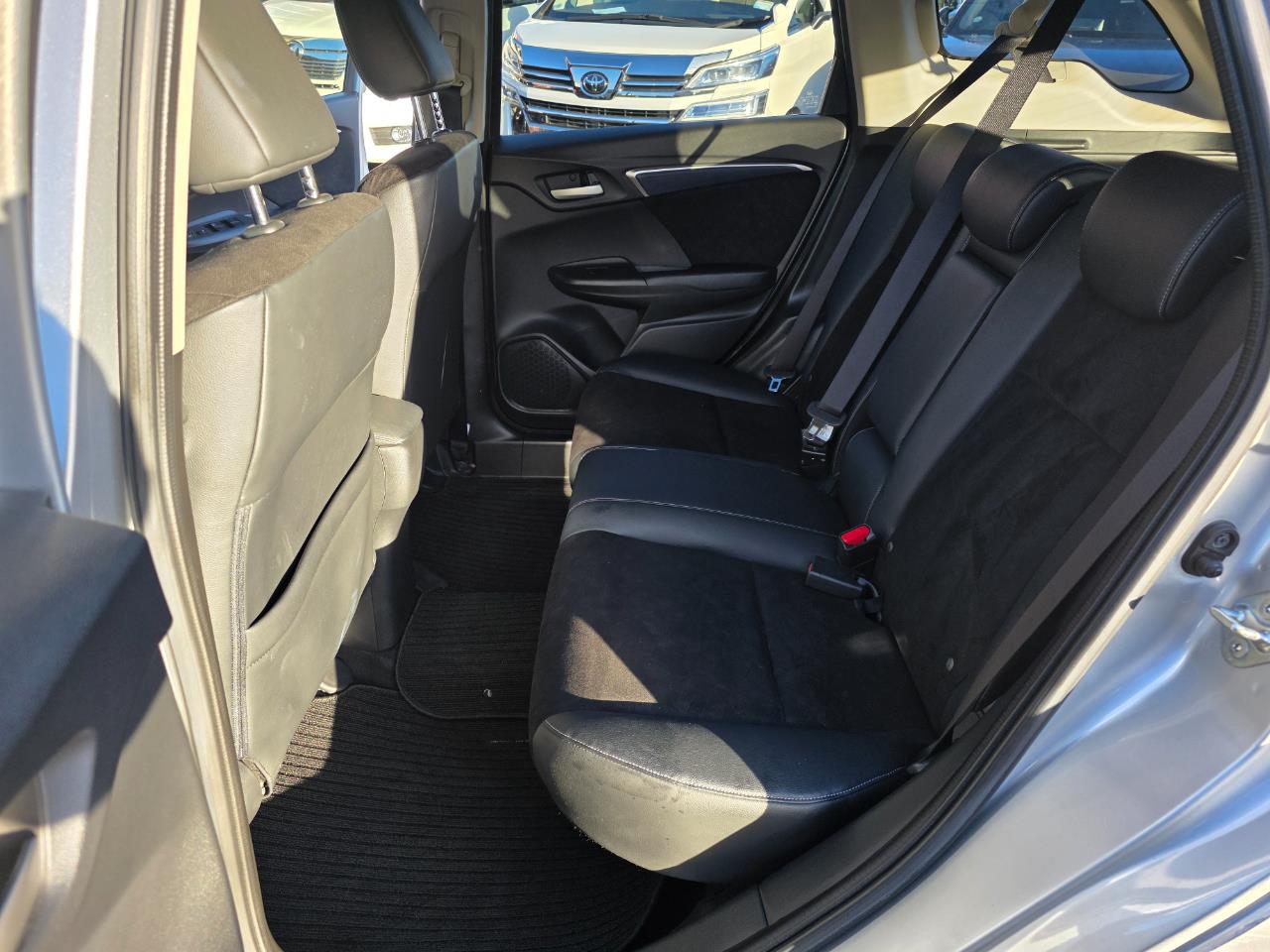 2015 Honda Fit Shuttle Hybrid X with Reversing Camera, Cruise Control Low Kms ! Carousel 5