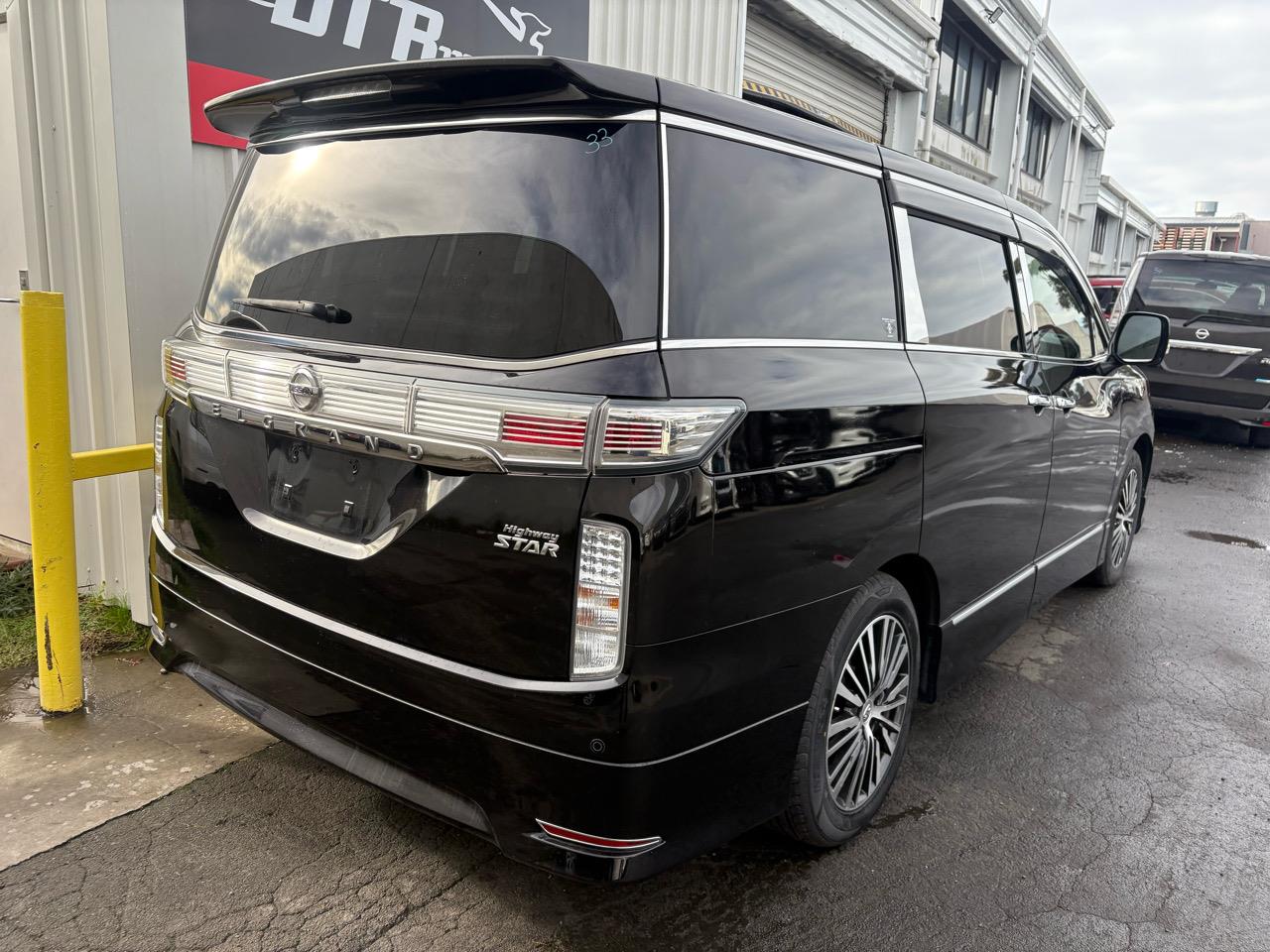 2015 Nissan ELGRAND 250 HIGHWAY STAR Carousel 13