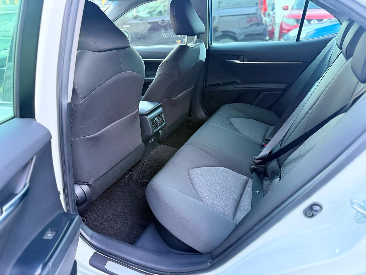 2017 Toyota Camry 4D G Carousel 6