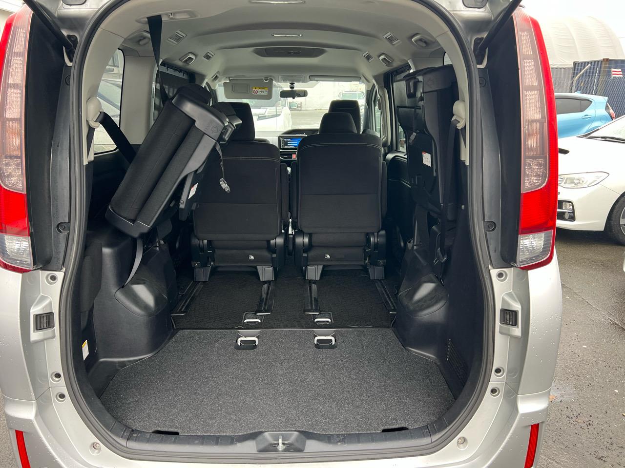 2015 Toyota ESQUIRE XI Carousel 6