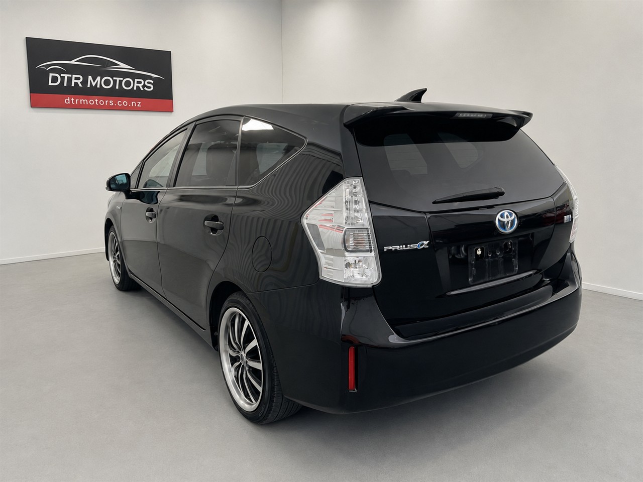 2012 Toyota Prius ALPHA S Carousel 10