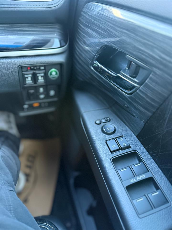 2013 Honda Odyssey Absolute, Half Leather Seat, Cruise Control, Reversing Camera ! Carousel 2