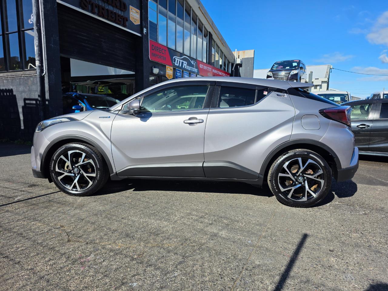 2017 Toyota C-HR Hybrid G Model with Reversing Camera, Parking Sensors, Cruise Control ! Carousel 14