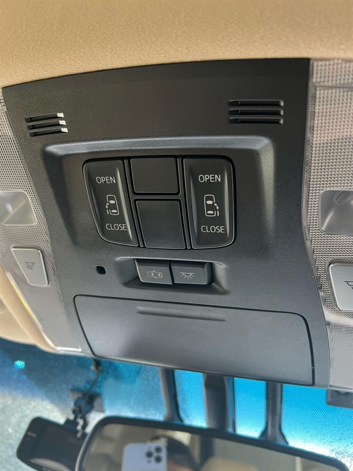2015 Toyota VELLFIRE 2.5X Hybrid with Reversing Camera & Cruise Control ! Carousel 2