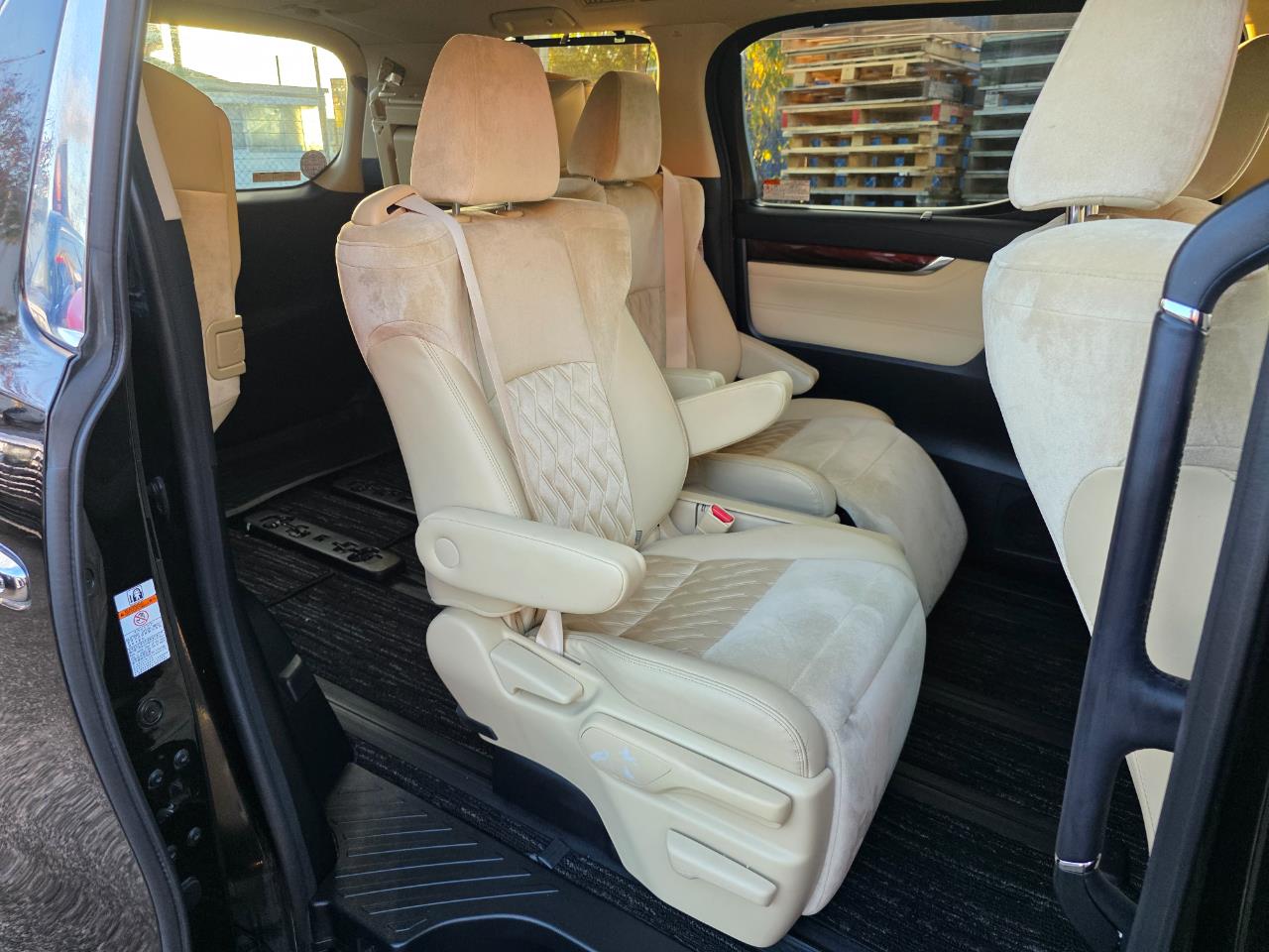 2015 Toyota VELLFIRE 2.5V 7 Seaters with Reversing Camera, Parking Sensors, Cruise Control ! Carousel 3