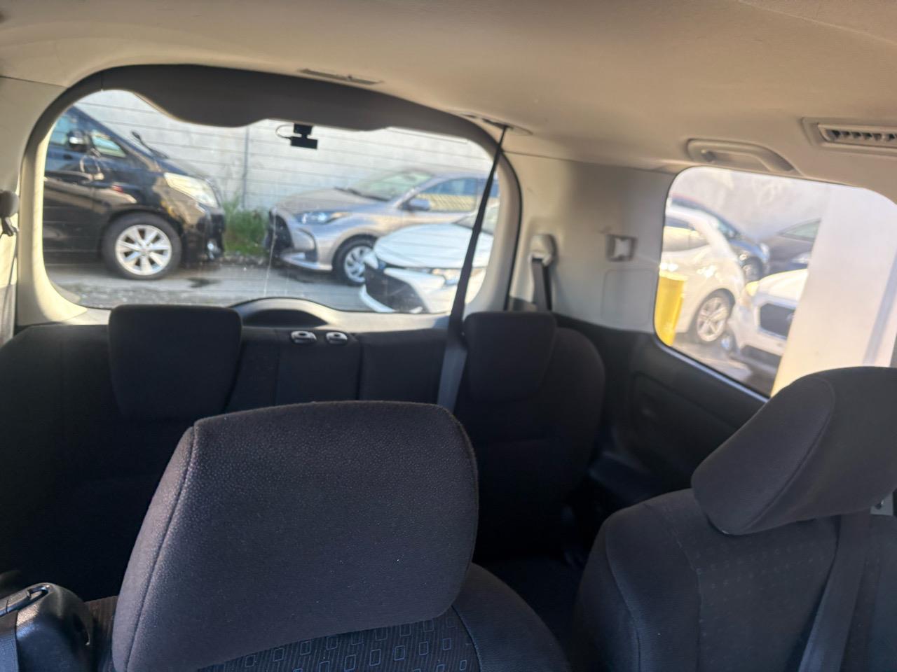 2015 Toyota Noah HYBRID G Carousel 1