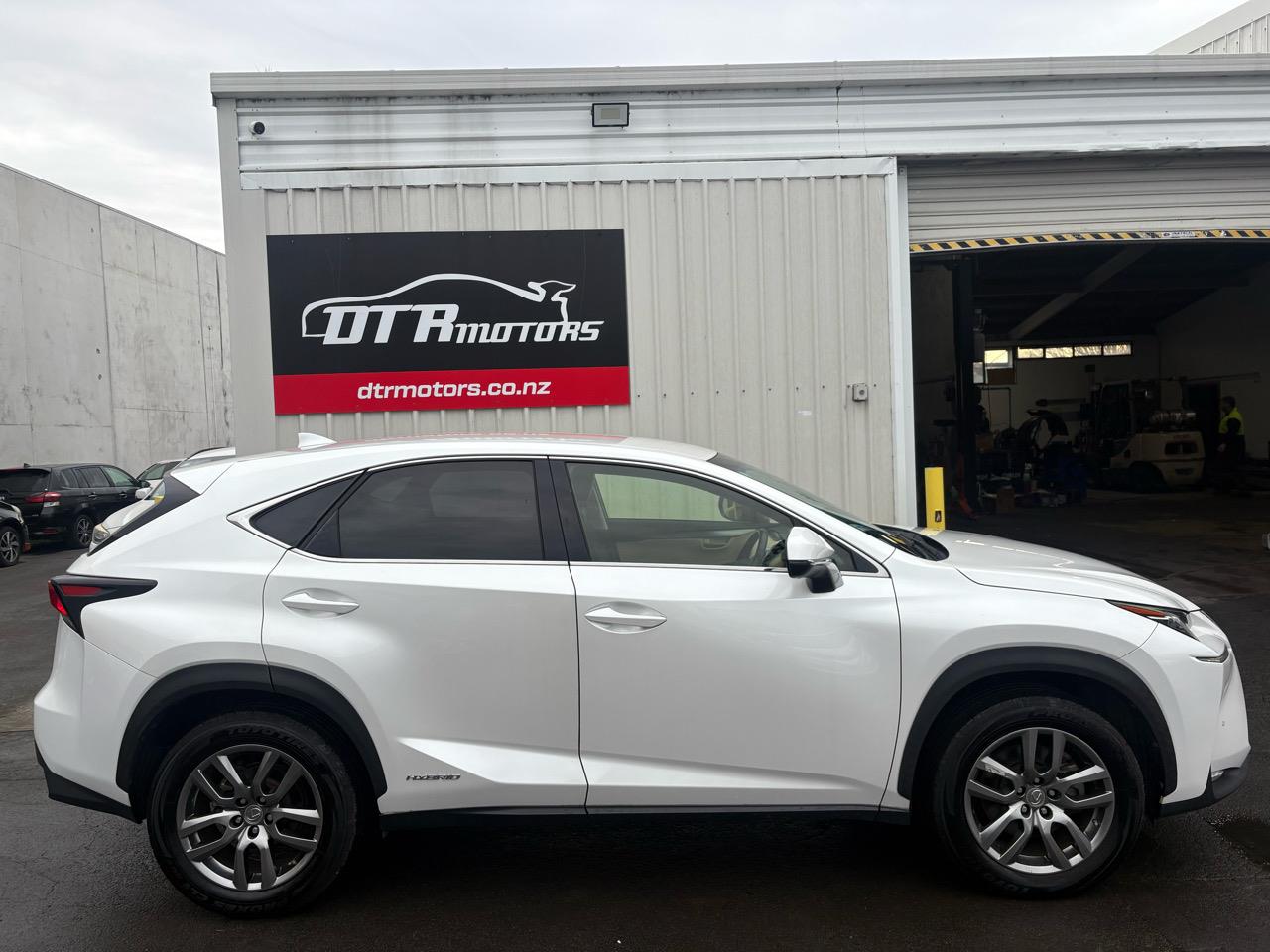 2015 Lexus NX 300H I PACKAGE Carousel 16