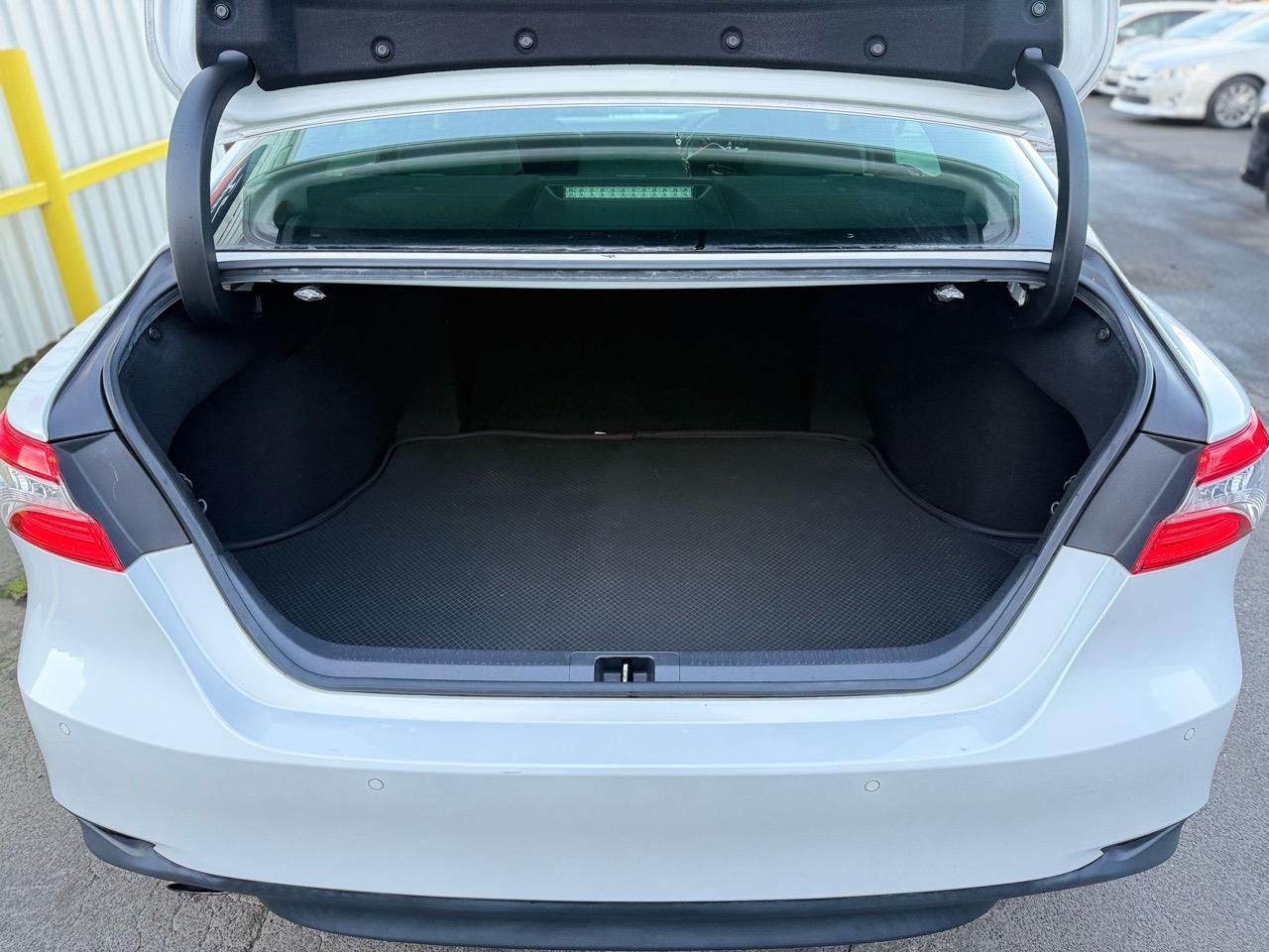 2017 Toyota Camry 4D G Carousel 8