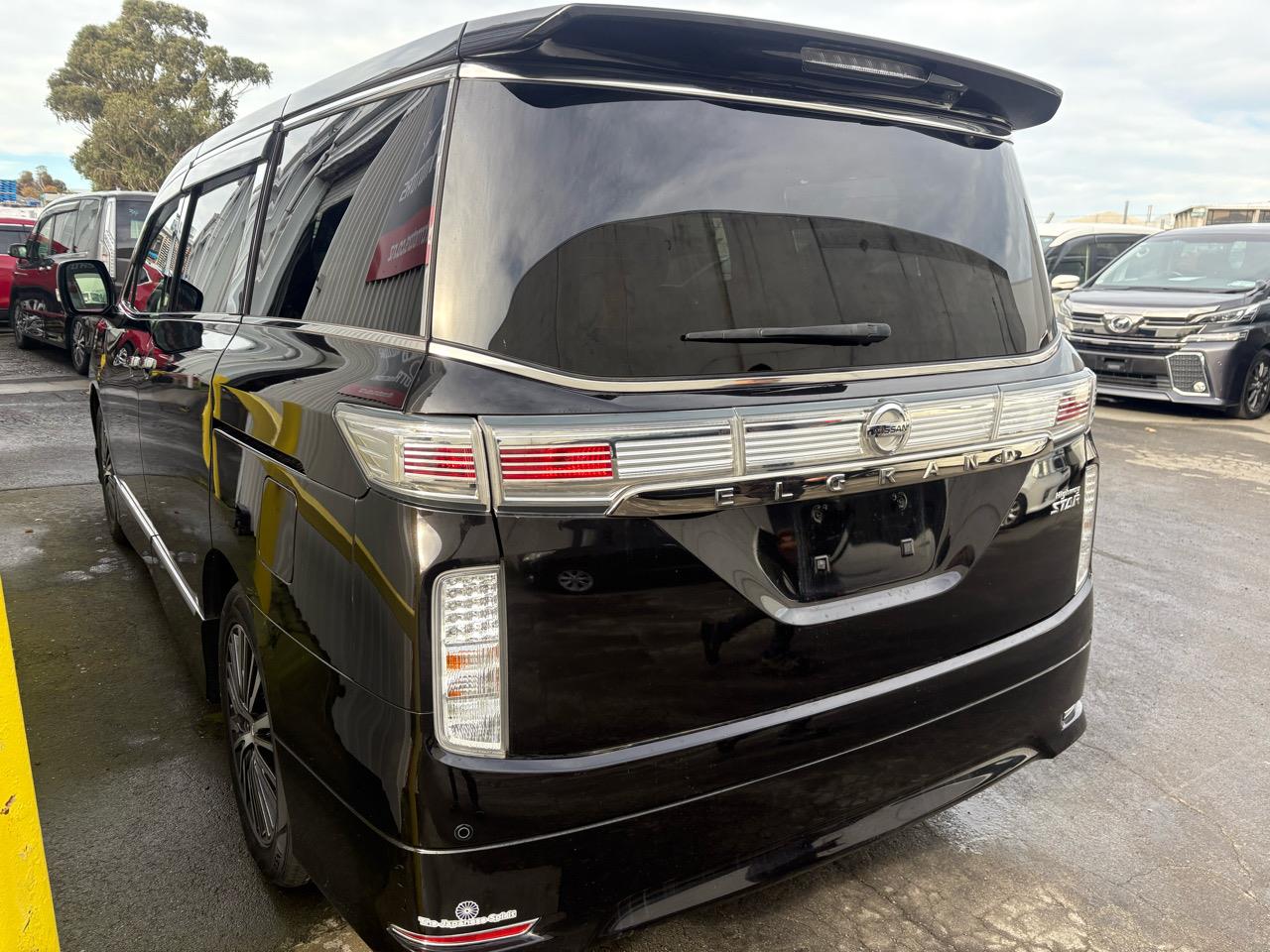 2015 Nissan ELGRAND 250 HIGHWAY STAR Carousel 11