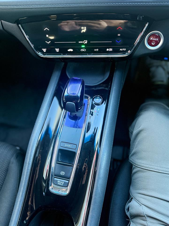 2015 Honda Vezel Hybrid with Reversing Camera ! Carousel 1