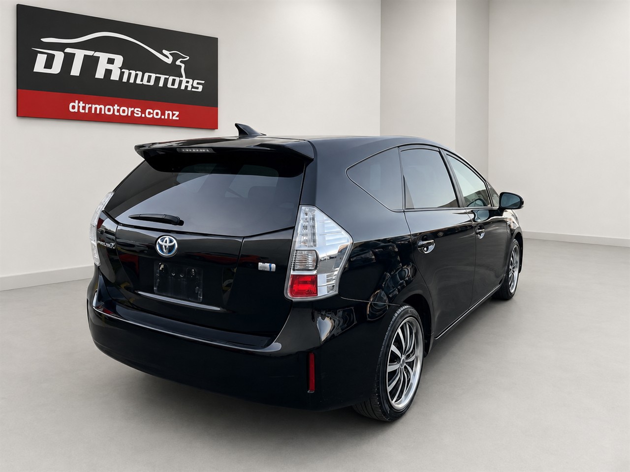 2012 Toyota Prius ALPHA S Carousel 14