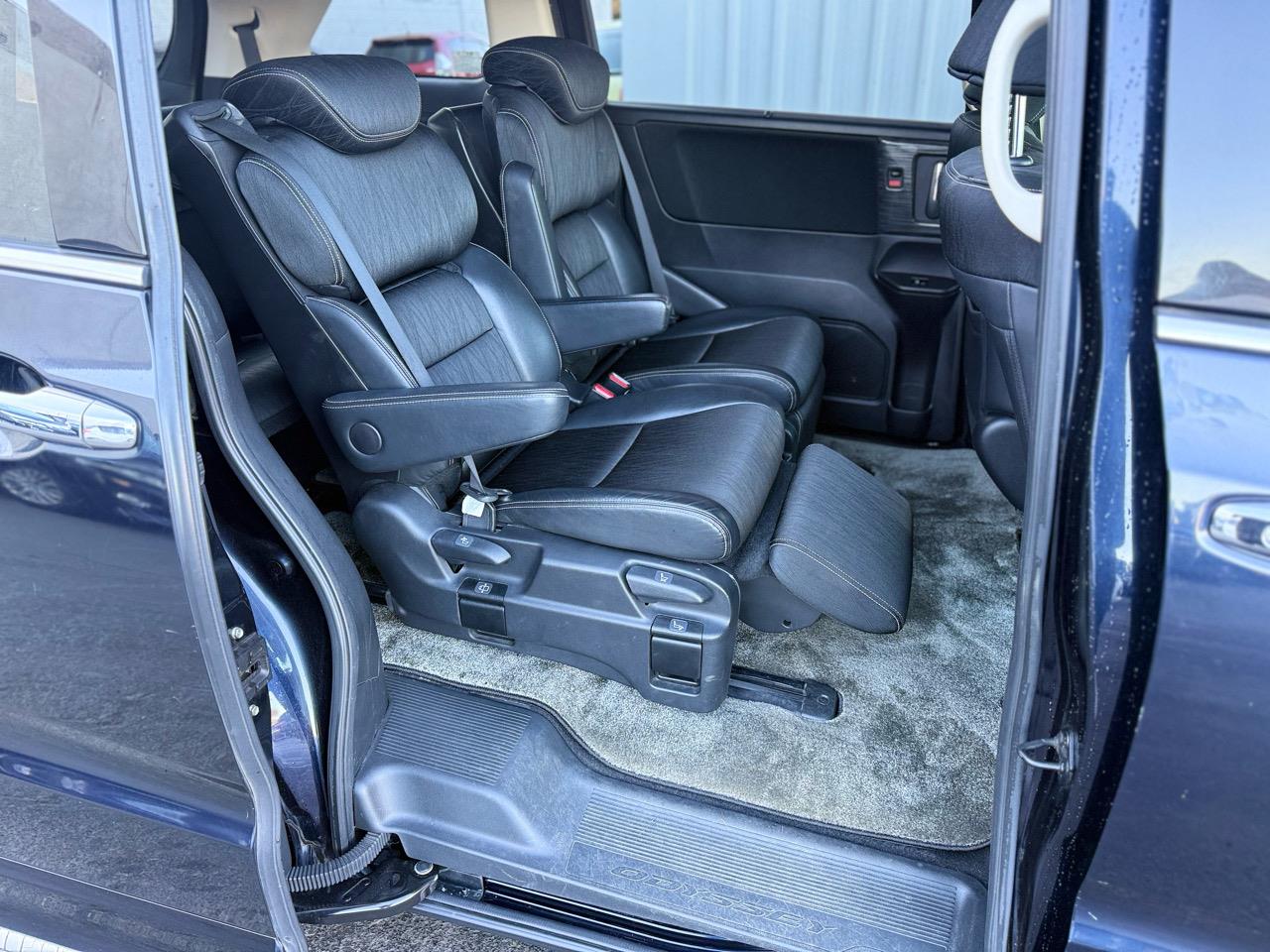 2013 Honda Odyssey Absolute, Half Leather Seat, Cruise Control, Reversing Camera ! Carousel 5