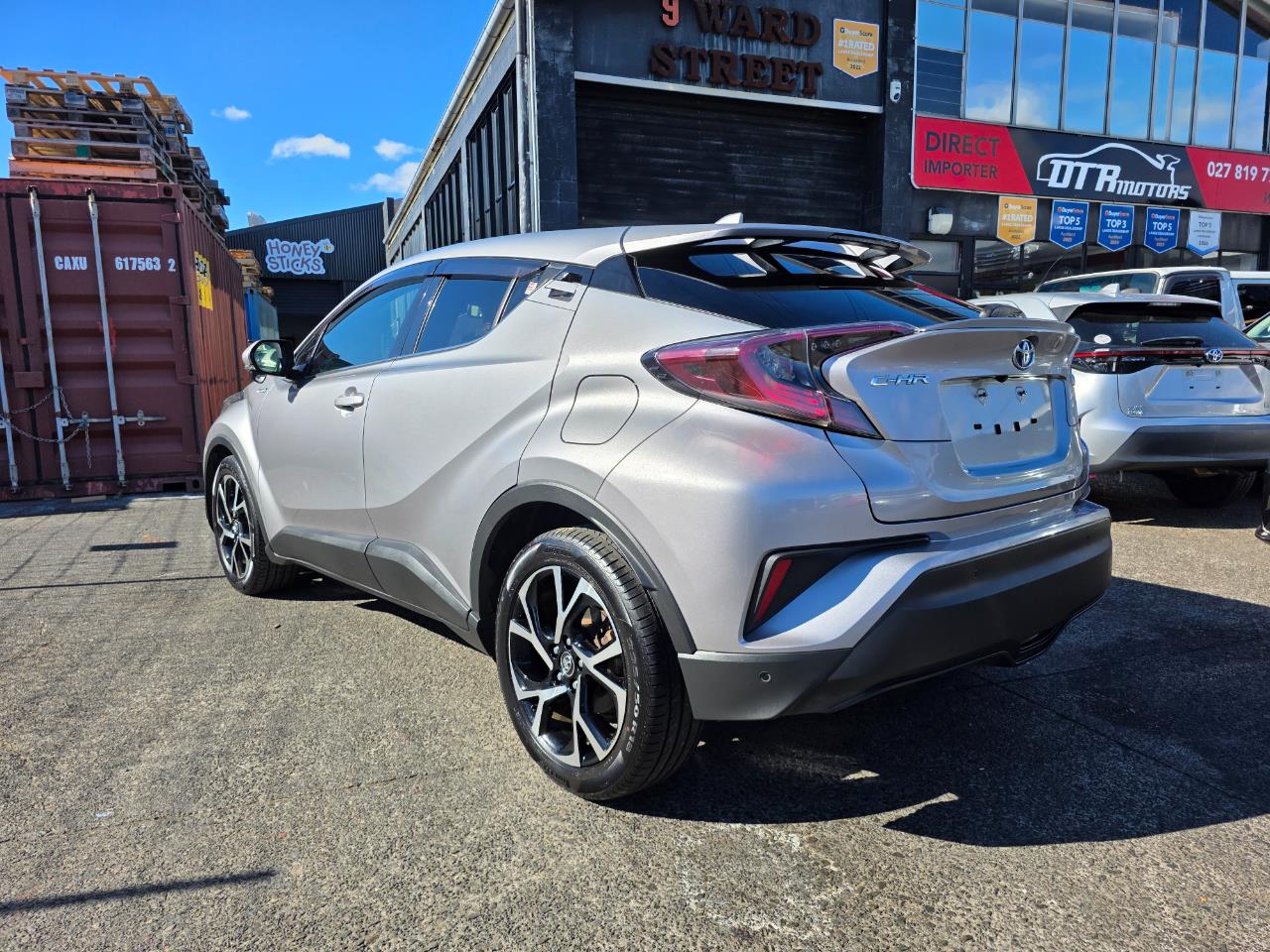2017 Toyota C-HR Hybrid G Model with Reversing Camera, Parking Sensors, Cruise Control ! Carousel 13