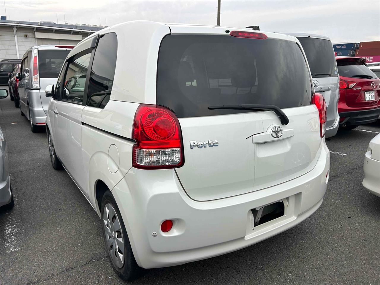 2013 Toyota Porte G Carousel 1